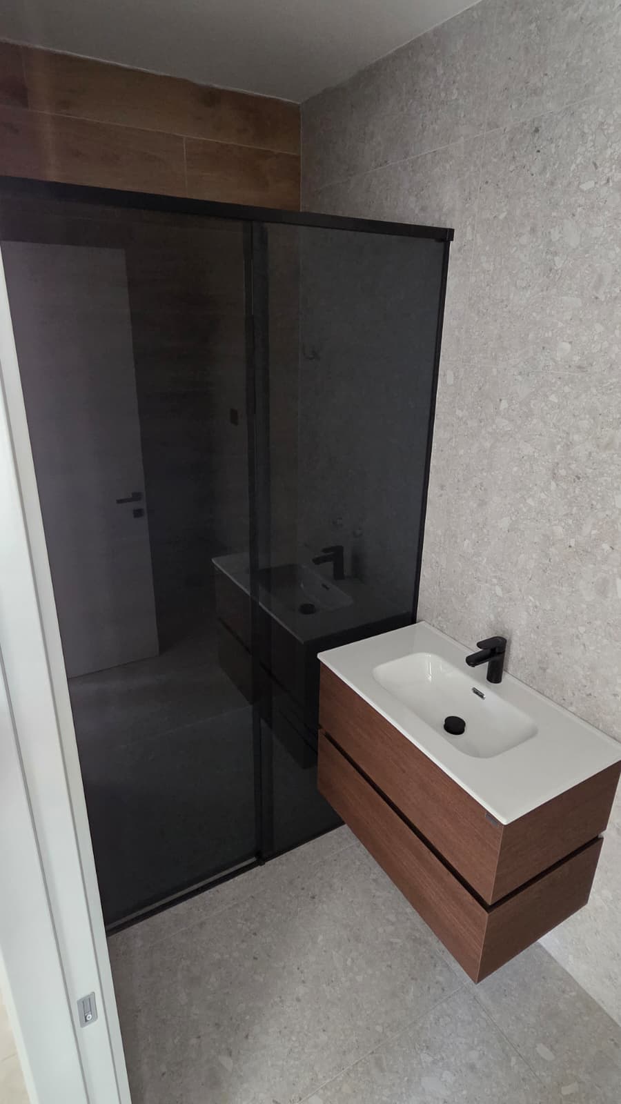 Završena staklena tuš kabina